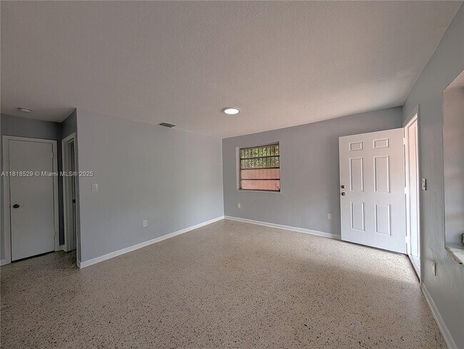 Foto del edificio - 2281 SW 16th Ct