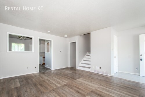 Building Photo - 3-bed/1-bath Split Level Duplex  #804