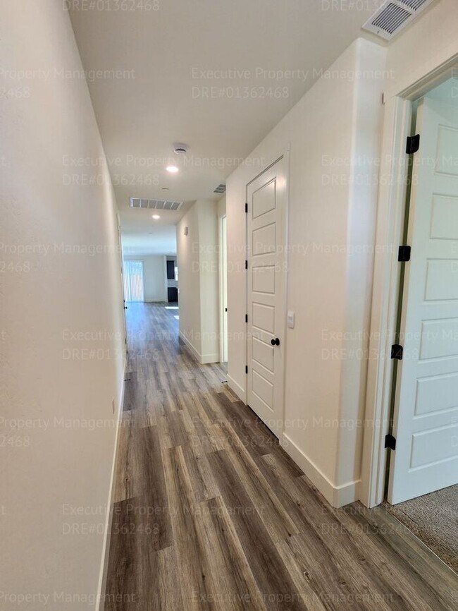Building Photo - 4 bedroom/ 3 bathroom split-wing home.