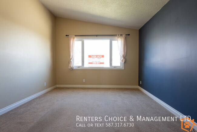 Photo du bâtiment - Pet Friendly Half Duplex Near Henderson Lake & Exhibition Park