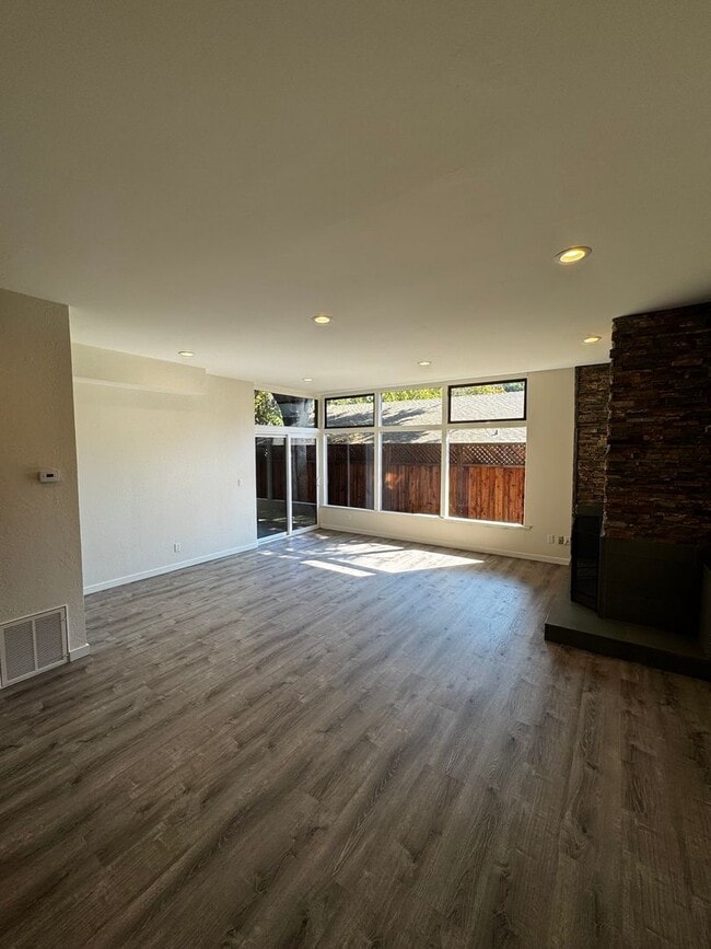 Foto del edificio - Gorgeous Updated 3-Bedroom Townhome in Pri...