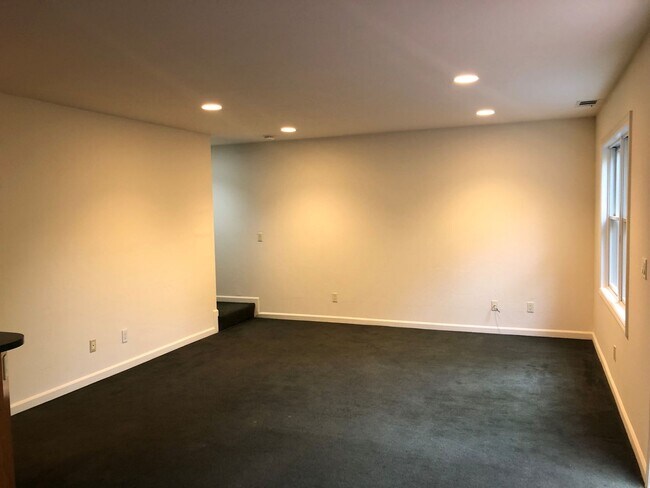 Foto del edificio - COMING SOON-Spacious 5bdr/3bath units available for a lease ending May 30. Building is located at...