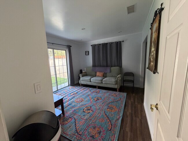 Foto del edificio - 10725 Westminster Ave