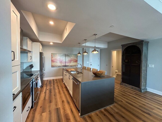 Foto del edificio - Two bedroom end unit condo with stunning d...