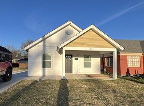 Building Photo - 1061 N Avalon St