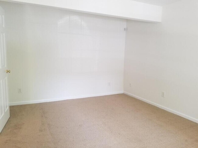 Foto del edificio - 9910 Treeside Ln