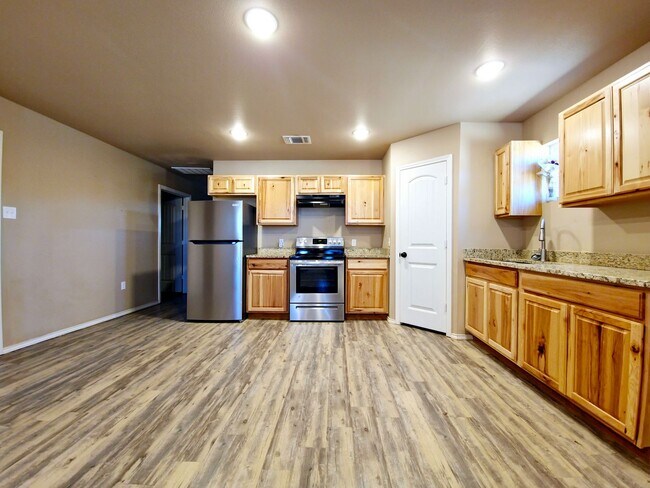 Building Photo - Charming 3 Bedroom Home
