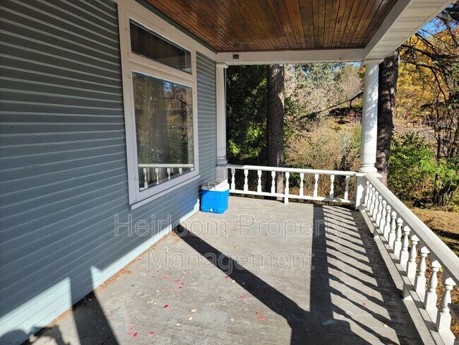 Foto del edificio - 2115 E 1st St