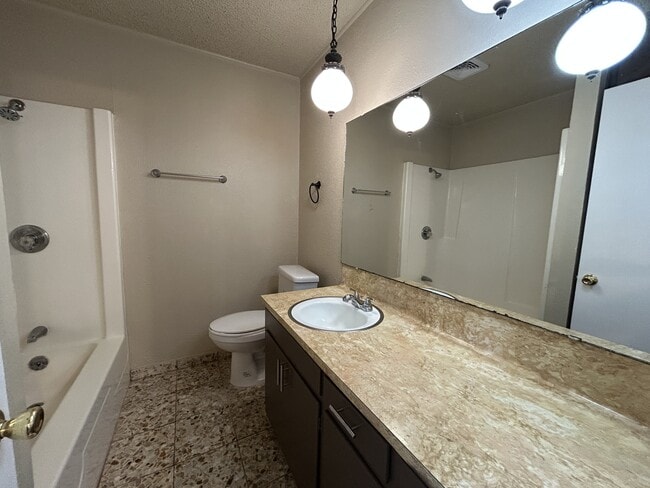 Foto del edificio - 1805 Broadmoor Dr