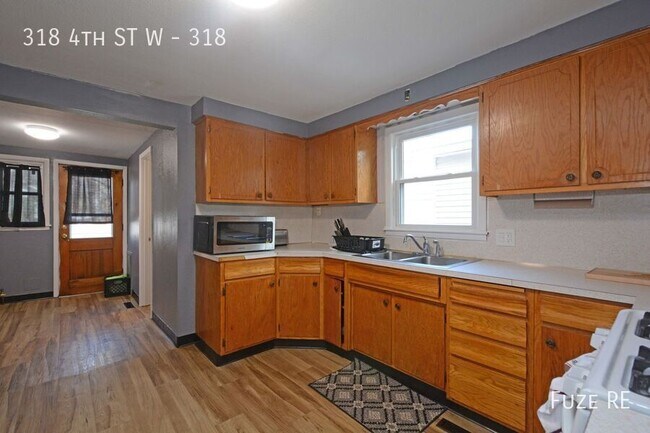 Foto del edificio - 318 4th St W