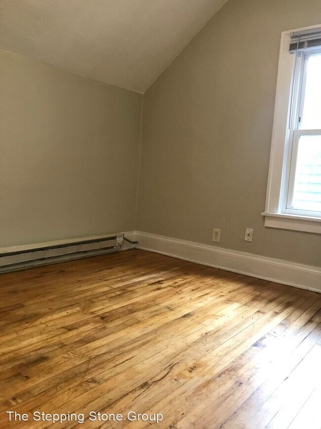 Foto del edificio - 3 br, 1 bath House - 253 Queen Ave North