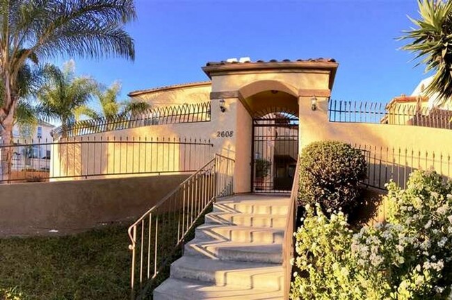 Building Photo - Stunning 2-Bed, 2-Bath Condo in Golden Hil...