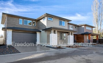 Building Photo - 1446 E Star Dr