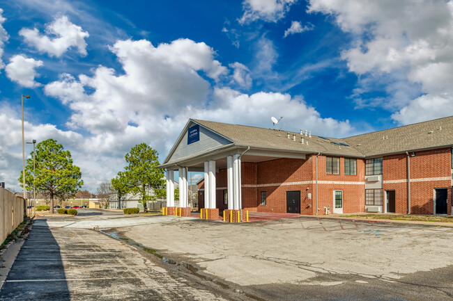 Building Photo - Avera Living - Memorial Apartments