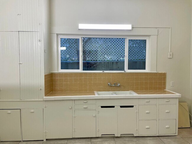 Building Photo - Charming Downtown 5 Bedroom Home - Availab...