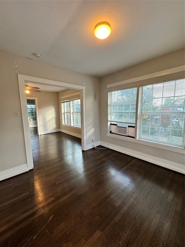 Building Photo - 903 Oakhurst St