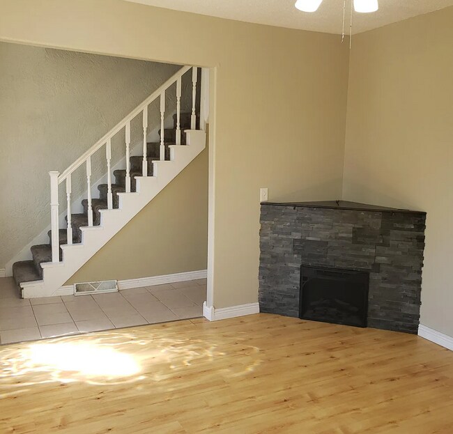 Sala de estar 14' x 12.5' - 709 N Rowley St