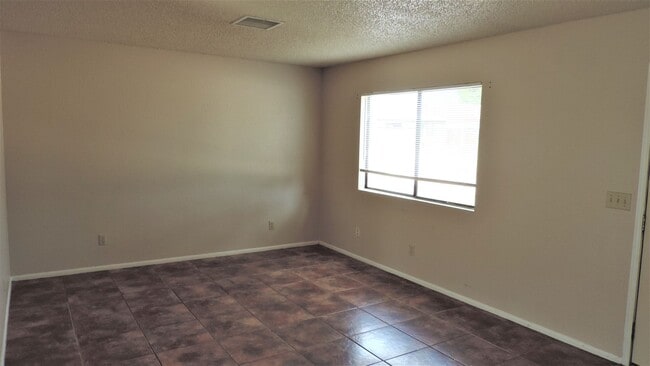 Foto del edificio - 3 bedroom 2 bath duplex