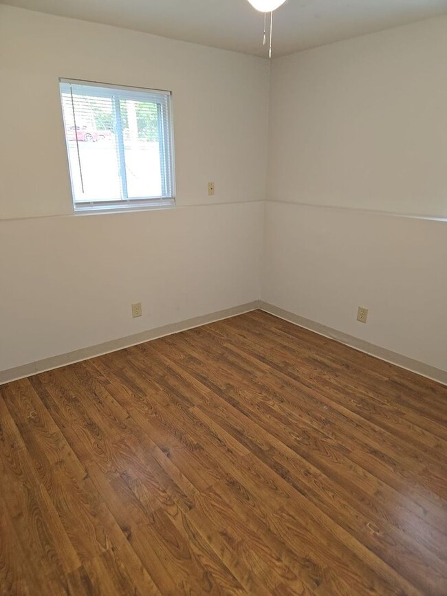 Building Photo - 50% off 1st month: 2BR/1BA in Grandview