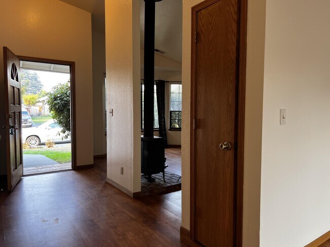 Foto del edificio - 1476 Frontier Ave