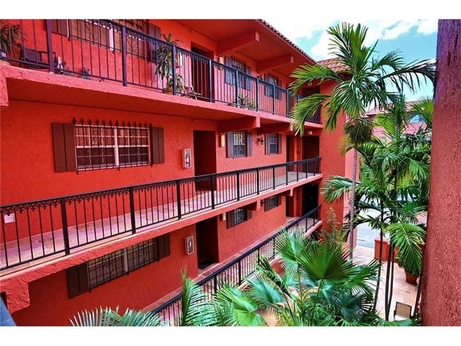 Building Photo - 660 Tennis Club Dr