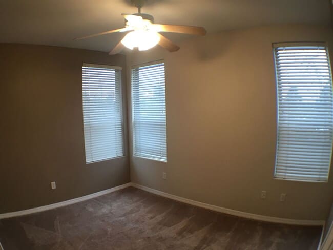 Building Photo - Great 2 bedroom condo on 2nd story!