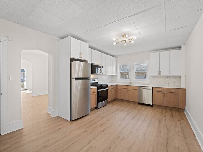 Foto del edificio - Spacious 5-Bedroom Rental with Backyard & Basement in Millville