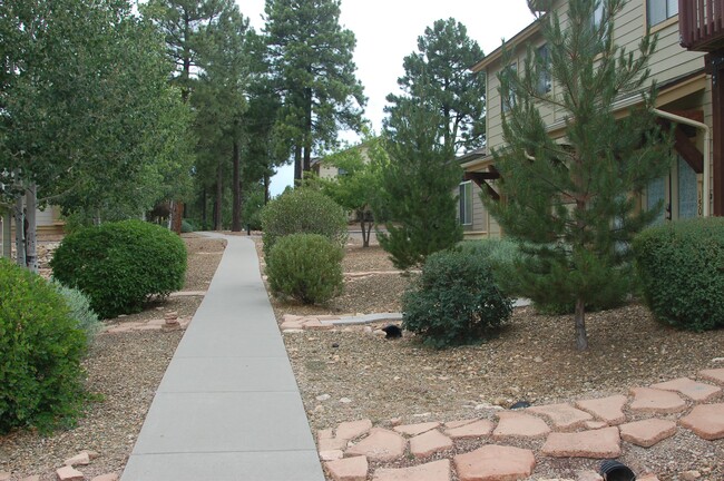 Building Photo - 1517 E Helen Way