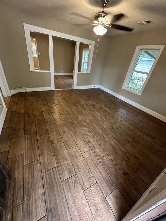 Foto del edificio - 1414 W Monroe Ave