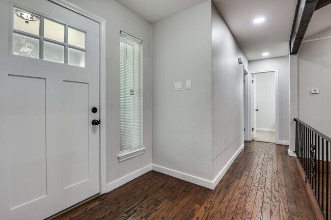 Foto del edificio - Solar-Powered 3BD in Lancaster with Included Yard Care & Low Utilities