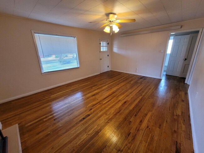 Building Photo - 315 W University Dr