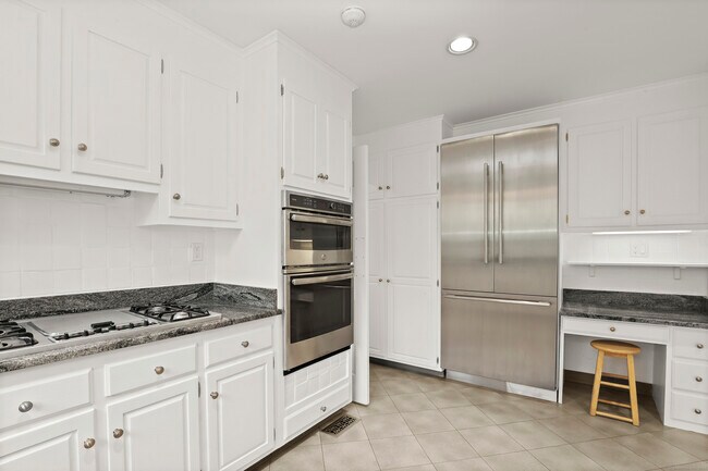 Foto del edificio - 310 W Lyon Farm Dr