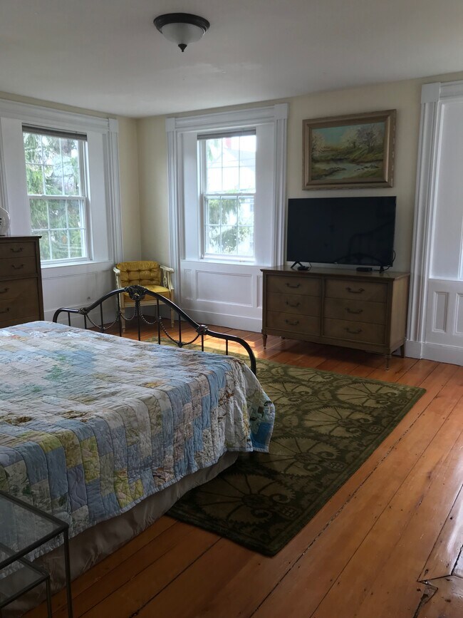 flat screen, wifi, smart tv - 160 High St