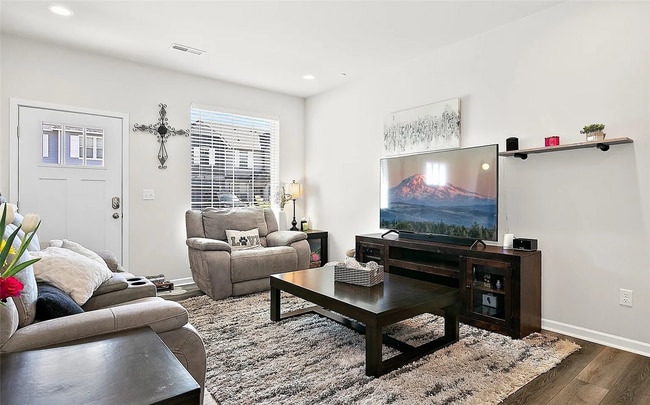 Building Photo - Spacious & Beautiful 4-Bedroom Home in Lak...
