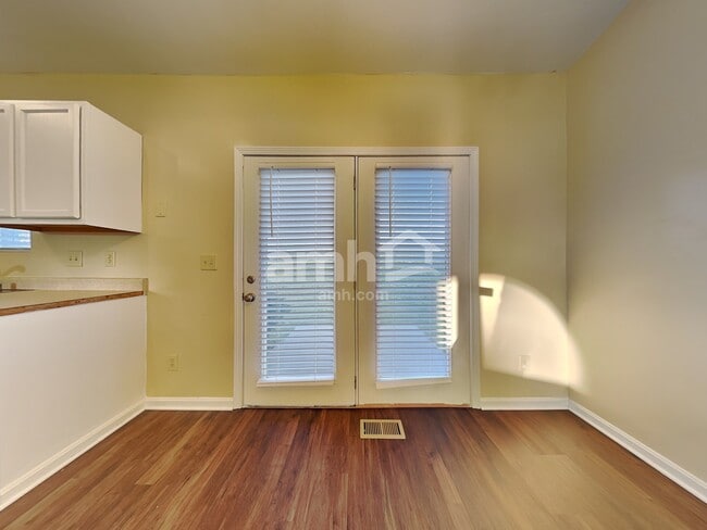 Foto del edificio - 8973 Julia Mdws