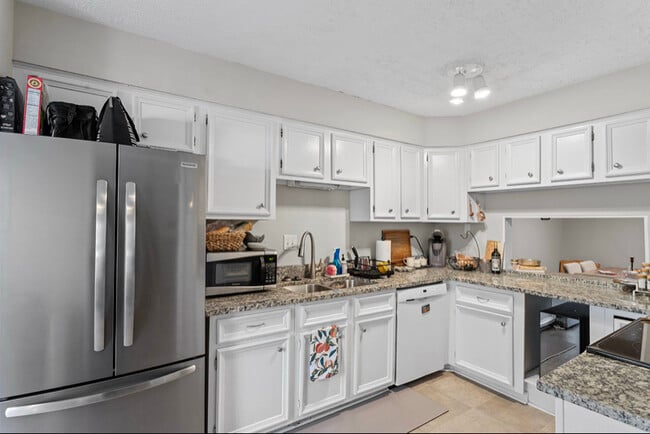 Foto del edificio - 4100 Five Oaks Dr