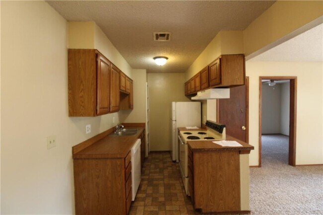 Building Photo - 1202 Parkwood Ct