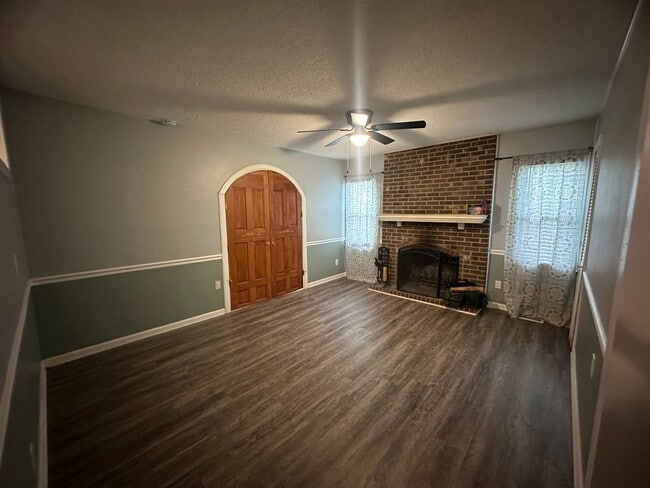 Building Photo - 3BR 2BA Home with Inground Pool