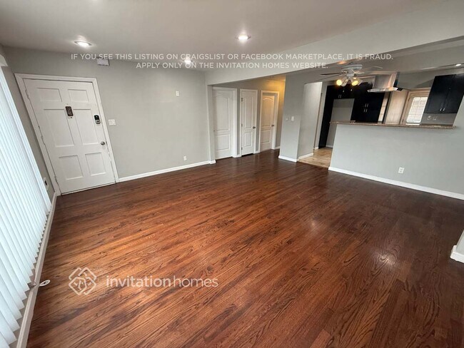 Building Photo - 11118 S Manhattan Pl