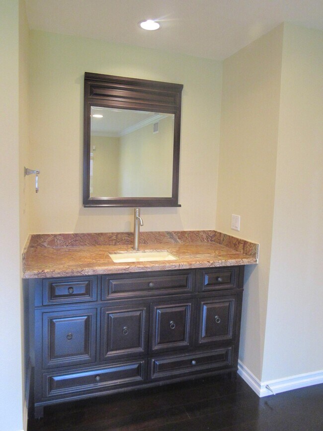 Building Photo - 5175 Thorn Tree Ln