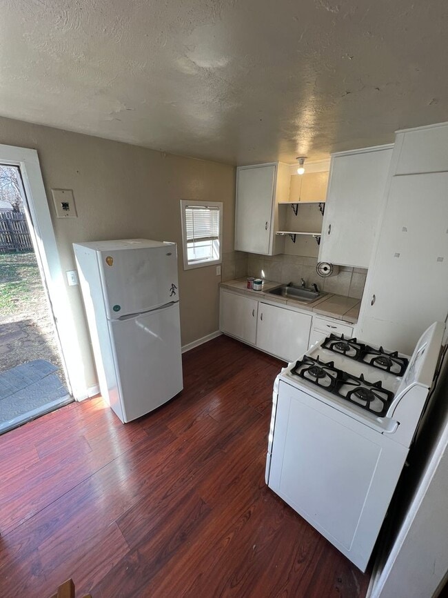 Building Photo - 1 Bedroom Back House - Utilities Included!