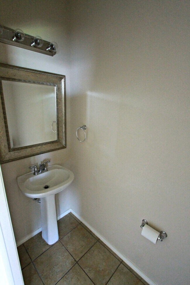 Building Photo - Spacious 3-Bedroom + Study Home in Desirab...