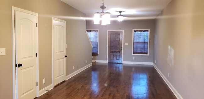 Building Photo - Luxury Townhouse! 2 Bed/2.5 Bath, 1 Car ga...