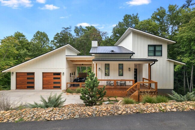Foto del edificio - 56 Creek Run Rd