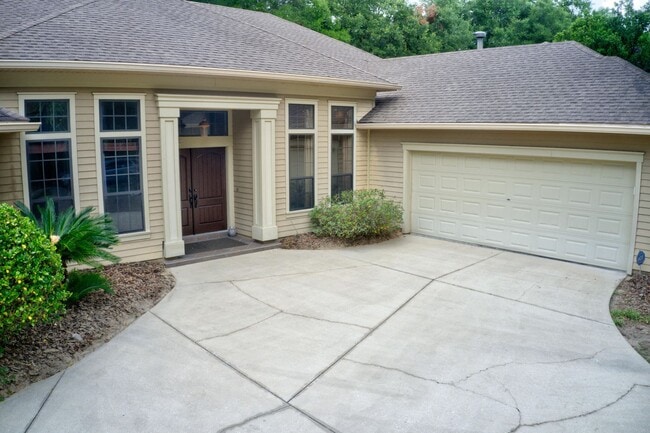 Building Photo - Stunning 4BR/2.5BA Pool Home located in El...