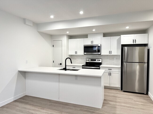 Building Photo - 9938 162 St NW