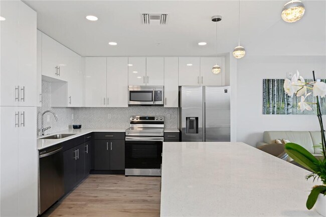 Building Photo - 1709 N Tamiami Trl