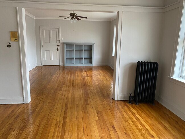 Living Room - 117 E 73rd St