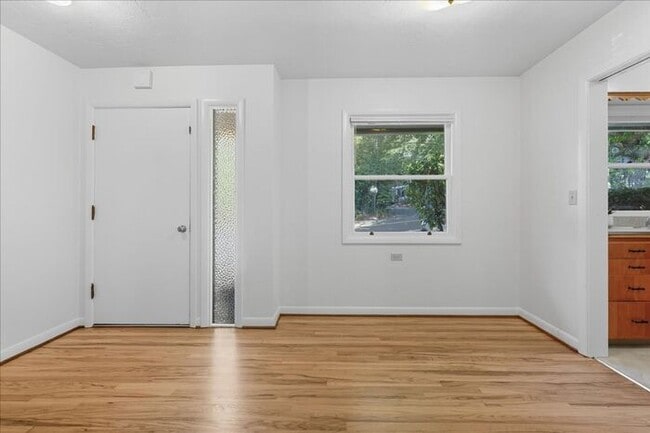 Foto del edificio - West Slope Charmer With Hardwood Floor - W...