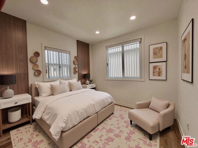 Foto del edificio - 1321 1/4 Normandie Ave